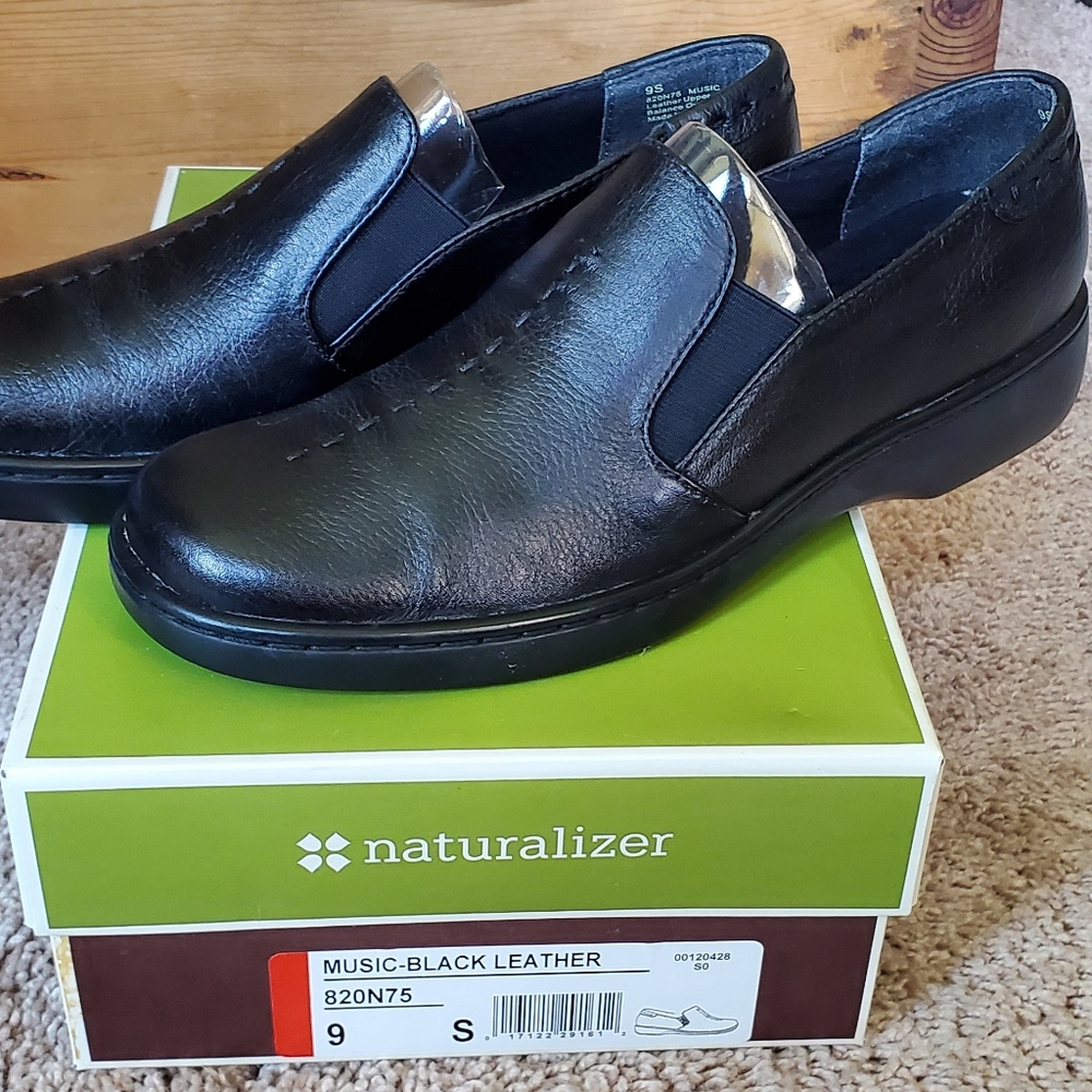 Naturalizer Music Leather black loafer